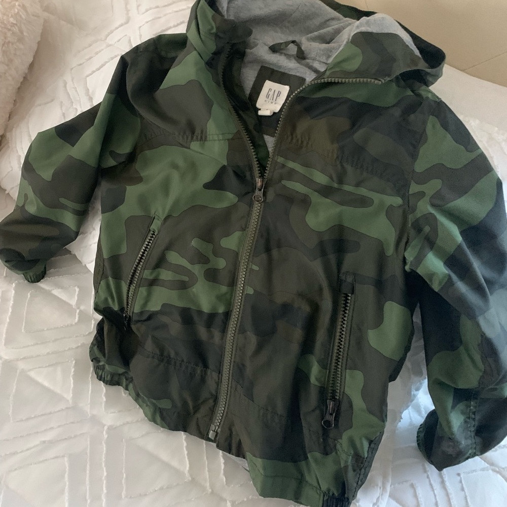 Gap boys size small Green Camo windbreaker